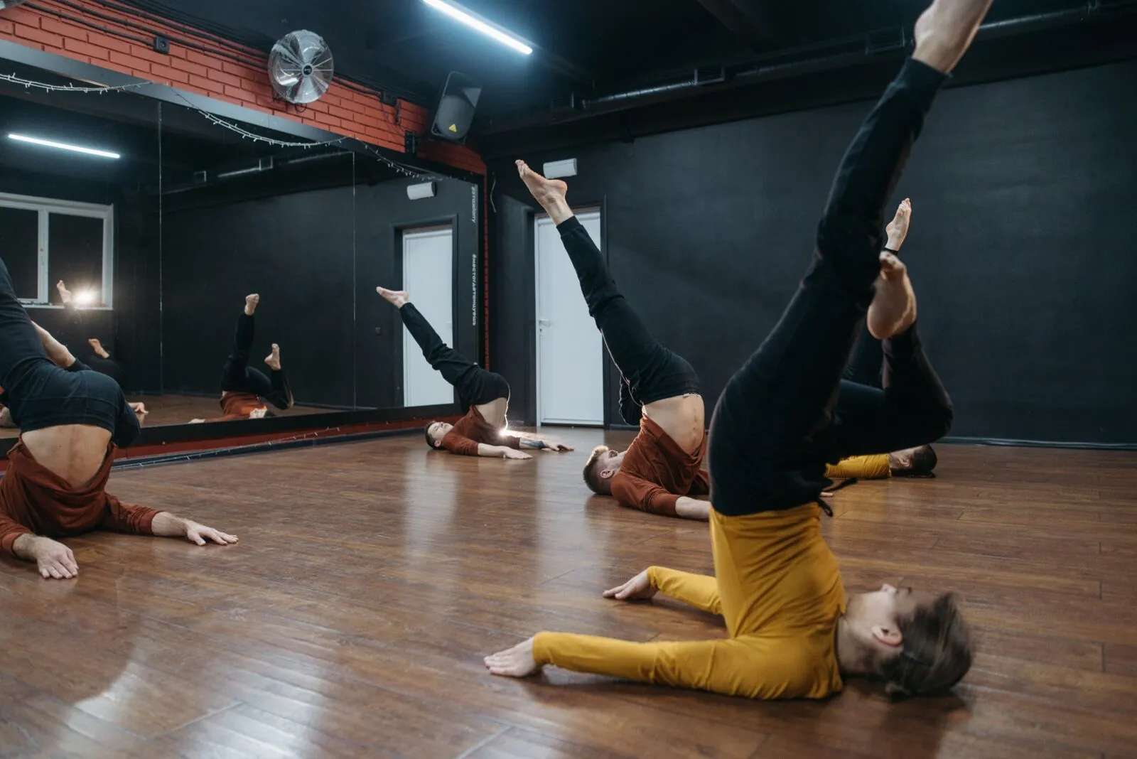 スタジオでダンスの練習をする様子