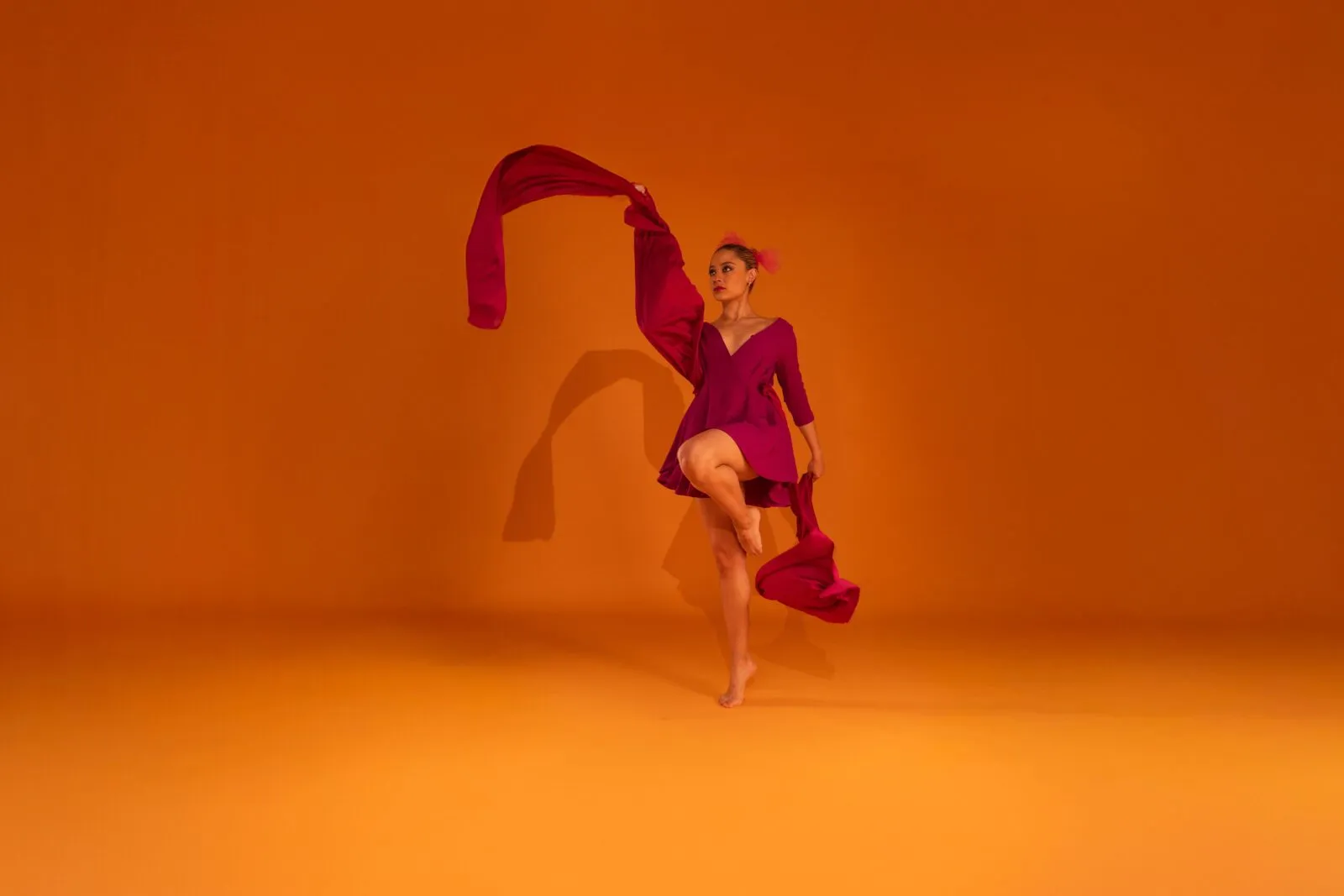 鮮やかな衣装で踊るダンサーのイメージ